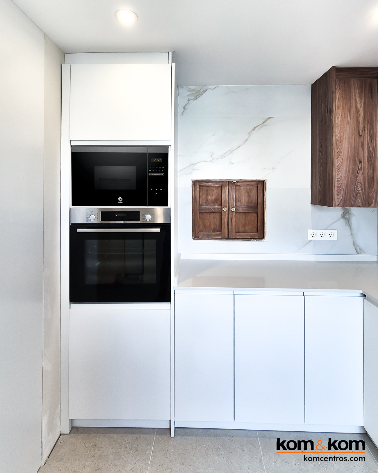 cocina moderna blanca y madera nogal sin tiradores